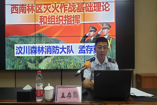 孟存業(yè)教導員向培訓學員講解理論知識