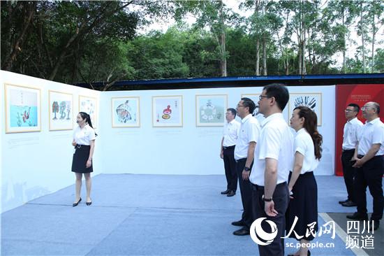 參觀主題漫畫展。何倩攝