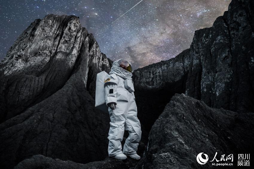 穿太空服在墨石公園拍照。劉劍攝