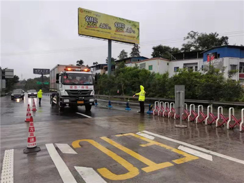 應(yīng)急救援通道管控現(xiàn)場(chǎng)。四川省公安廳供圖