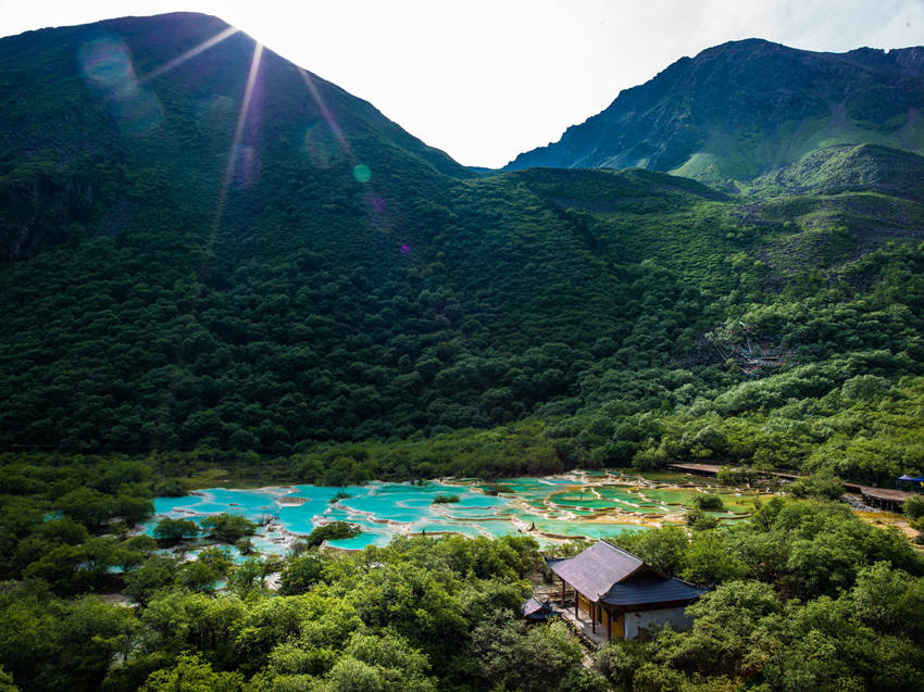 五彩池。黃龍景區(qū)管理局供圖
