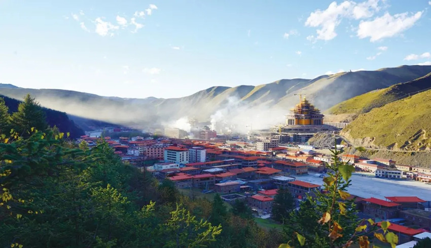 晨曦中的壤塘鎮(zhèn)。壤塘縣委宣傳部供圖