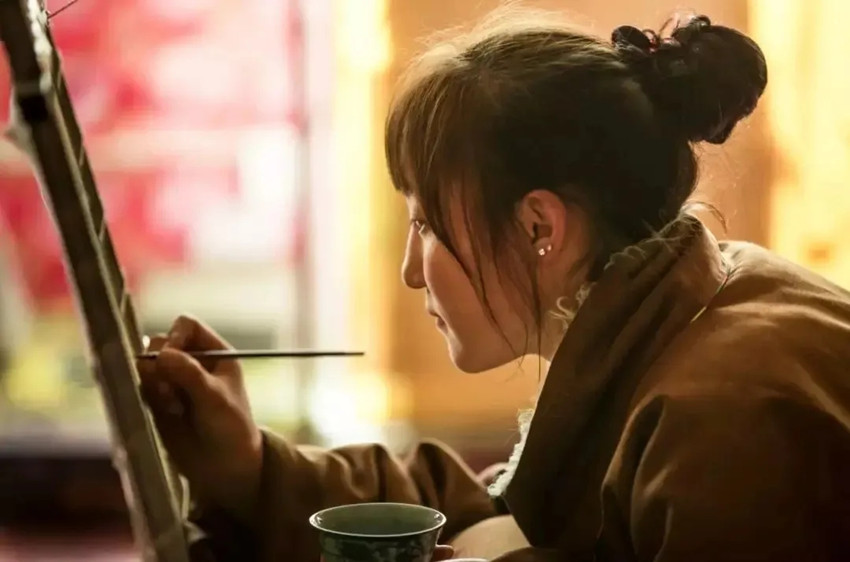 一位女孩正在畫唐卡。壤塘縣委宣傳部供圖