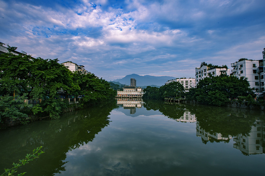 綠水環(huán)繞的沐川縣城。樂(lè)山市沐川生態(tài)環(huán)境局供圖