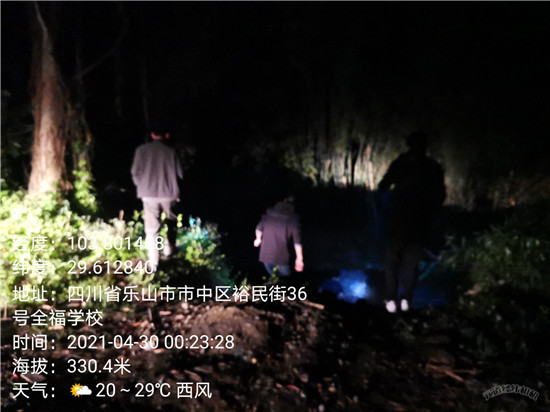 夜色中，樂山市市中區(qū)生態(tài)環(huán)境局的執(zhí)法人員悄悄來到泥溪河一家排污企業(yè)附近。樂山市市中區(qū)生態(tài)環(huán)境局供圖