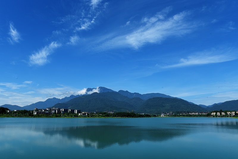 峨眉山與峨秀湖交相輝映。樂山市生態(tài)環(huán)境局供圖