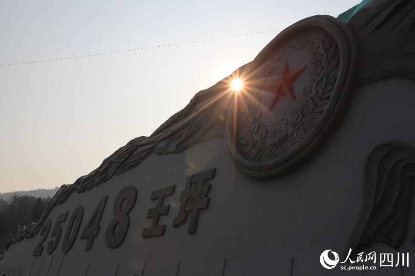 項(xiàng)目在建設(shè)過程中突出紅色元素，深切緬懷安葬在川陜革命根據(jù)地烈士陵園的25048名紅軍英烈。張學(xué)金攝