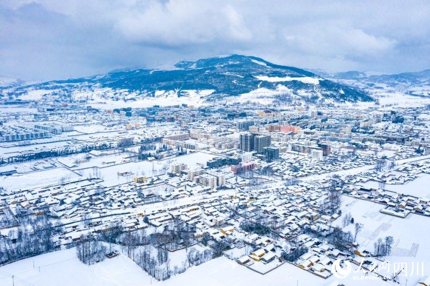 2月2日,涼山州布拖縣城雪景。吉斯小鷹攝
