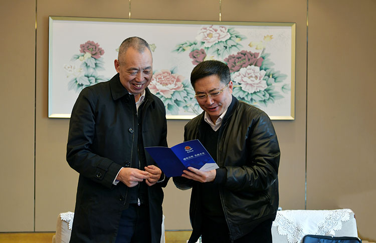 李杰(右）向張建明介紹減稅降費(fèi)政策。四川省稅務(wù)局供圖