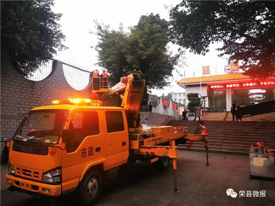 榮縣中學正門外，正在新安裝路燈。榮縣教體局供圖