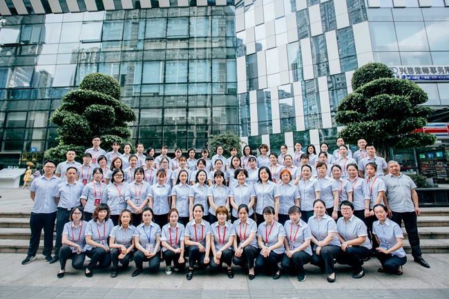成都市金牛區(qū)行政審批局全體女性干部職工全身心投入服務(wù)企業(yè)群眾最前沿。