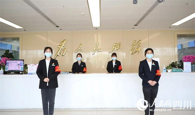 設(shè)立微笑引導(dǎo)員服務(wù)崗。新津區(qū)行政審批局供圖