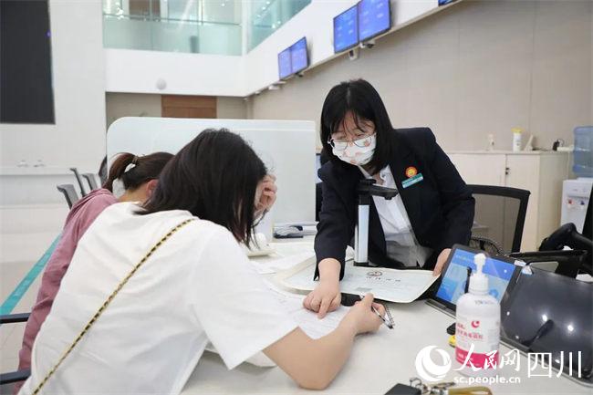 設(shè)置企業(yè)開辦專區(qū)、一窗受理區(qū)、自助服務(wù)區(qū)3個服務(wù)區(qū)域。新津區(qū)行政審批局供圖
