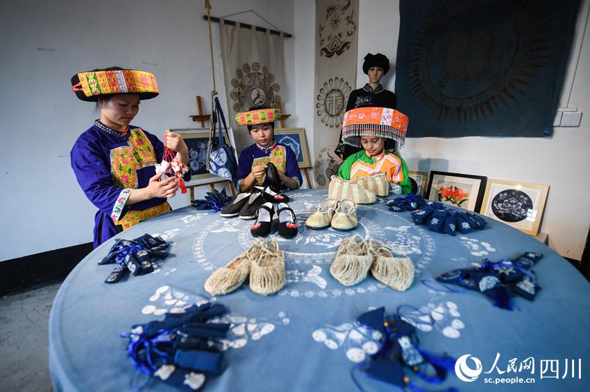 苗族同胞正在制作手工藝品。劉傳福攝