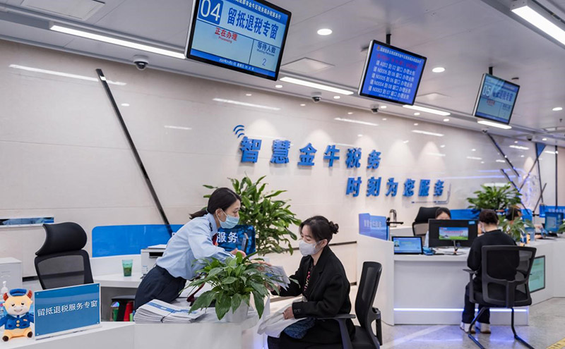 市民在智慧辦稅服務(wù)廳辦理業(yè)務(wù)。金牛區(qū)委宣傳部供圖