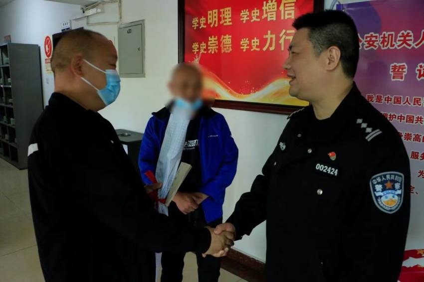 送感謝信。成都市公安局天府新區(qū)分局供圖