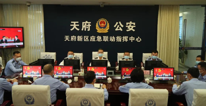 收看成都市第十四次黨代會(huì)開幕式。成都市公安局天府新區(qū)分局供圖