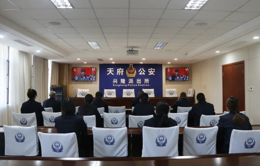 收看成都市第十四次黨代會(huì)開(kāi)幕式。成都市公安局天府新區(qū)分局供圖