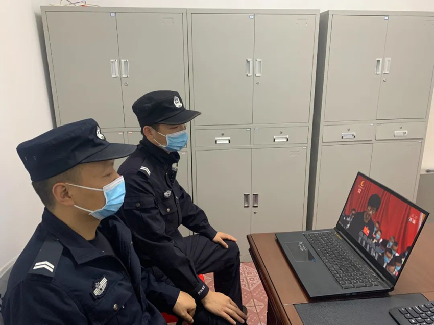 收看成都市第十四次黨代會開幕式。成都市公安局天府新區(qū)分局供圖