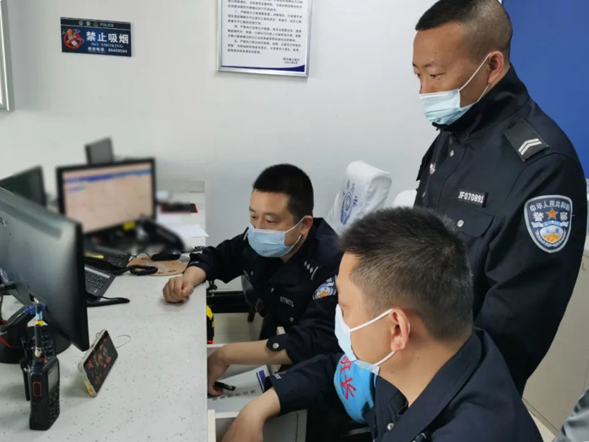 收看成都市第十四次黨代會(huì)開幕式。成都市公安局天府新區(qū)分局供圖