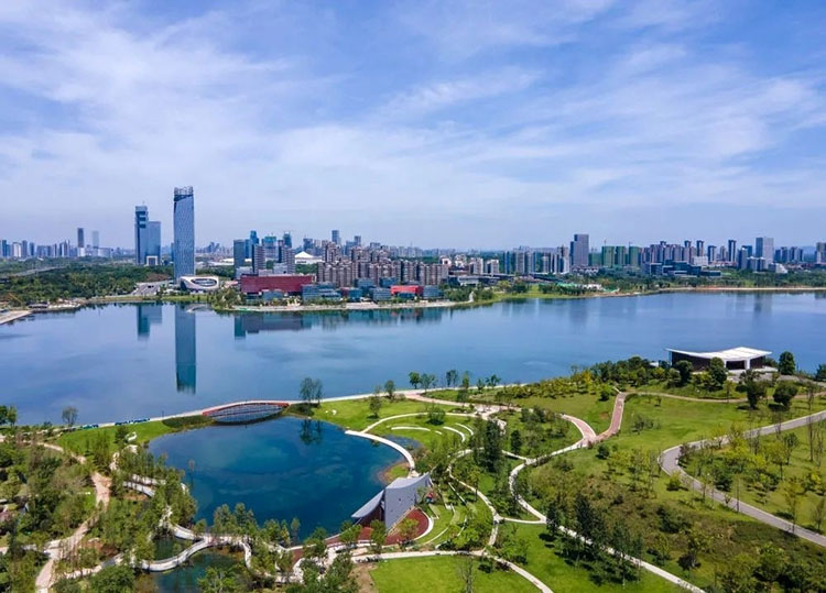 興隆湖畔的濕地公園及天府新經(jīng)濟產(chǎn)業(yè)園。天府新區(qū)融媒體中心供圖