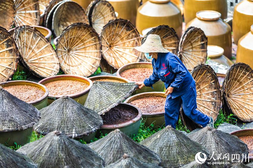 工人在翻曬醬缸。李貴平攝