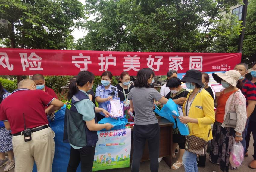 進(jìn)社區(qū)宣傳。成都市公安局天府新區(qū)分局供圖