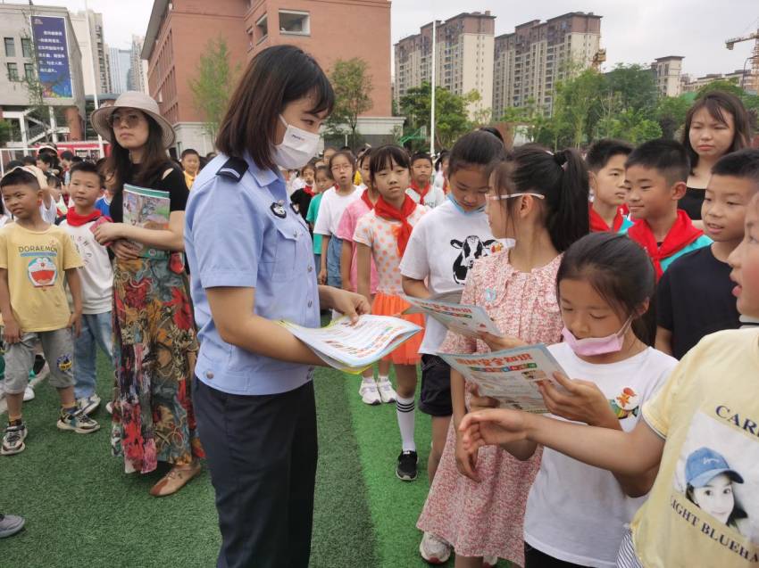 進(jìn)學(xué)校宣傳。成都市公安局天府新區(qū)分局供圖