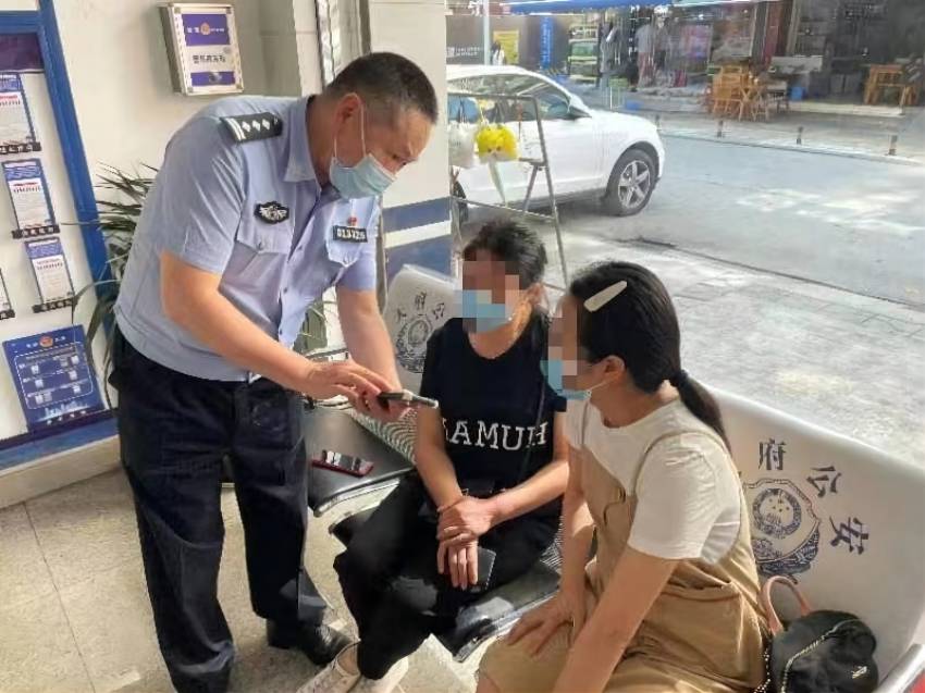 民警勸說。成都市公安局天府新區(qū)分局供圖