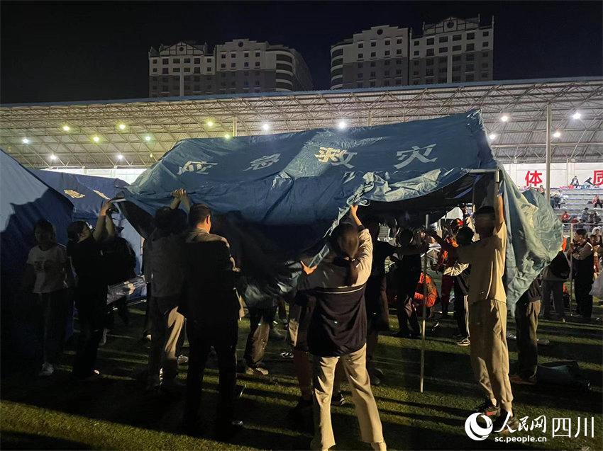 大家齊心協(xié)力搭帳篷。人民網(wǎng)記者李平攝