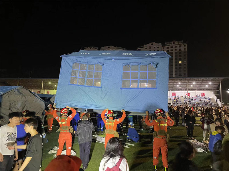 森林消防官兵在搭帳篷。侯杰攝