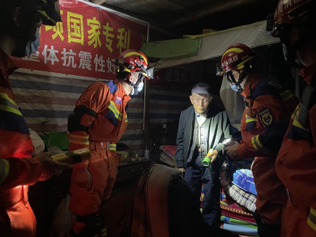 轉(zhuǎn)移受災(zāi)群眾。四川省消防救援總隊(duì)供圖