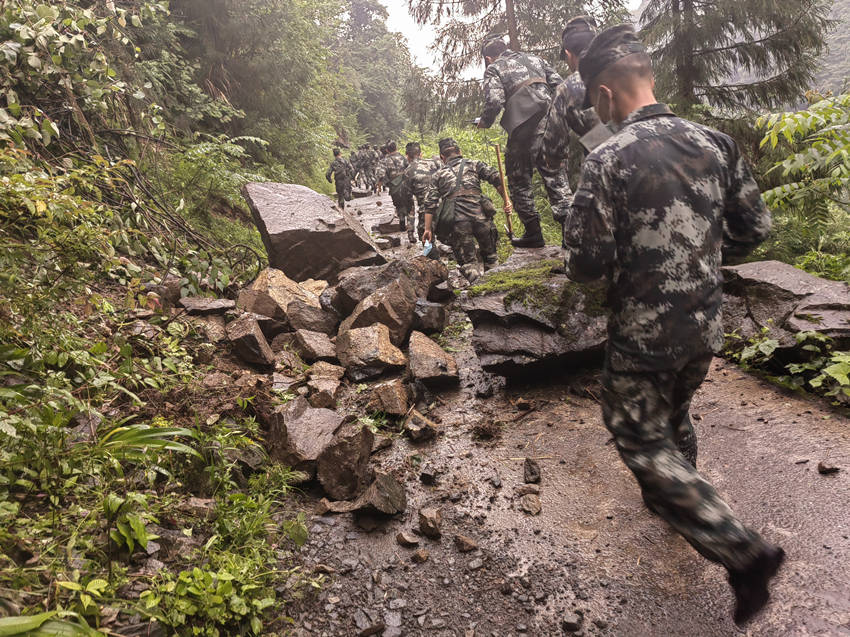 武警官兵趕赴災(zāi)區(qū)。武警四川總隊(duì)供圖