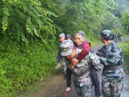 四川蘆山發(fā)生6.1級(jí)地震，400余名官兵民兵全力參與救援。雅安軍分區(qū)供圖