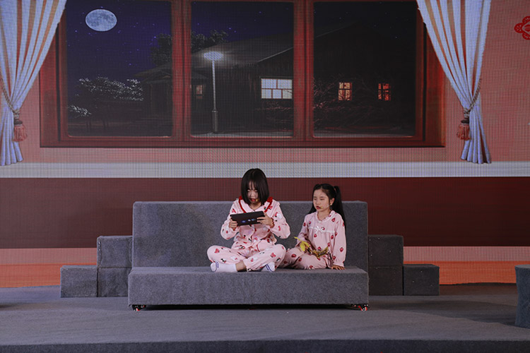 劇情演繹學(xué)生熱衷電子產(chǎn)品。青羊區(qū)教育局供圖