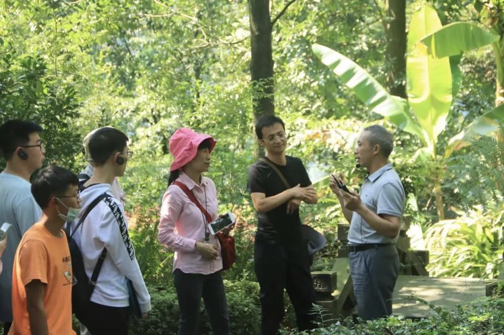 李策宏（右一）講解生物多樣性保護知識。樂山市生態(tài)環(huán)境局供圖