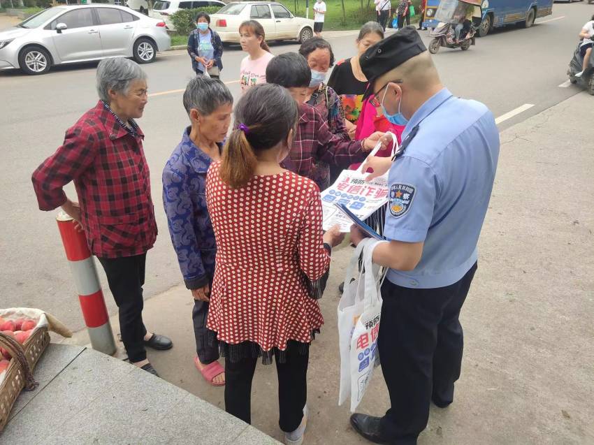 戶外宣傳。成都市公安局天府新區(qū)分局供圖