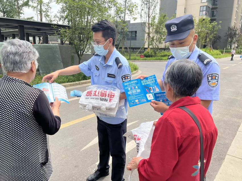 宣傳進社區(qū)。成都市公安局天府新區(qū)分局供圖