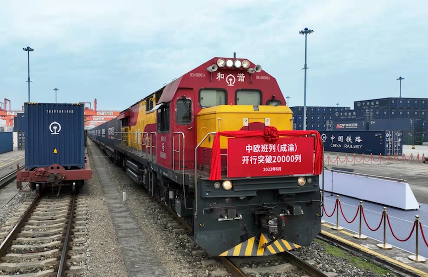 滿載著電子產(chǎn)品、機(jī)械零件、日用百貨等貨物，疾馳而去。成都國(guó)際鐵路港供圖