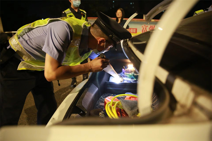 民警正在檢查轎車(chē)后備廂。資陽(yáng)市公安局供圖
