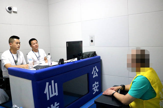 辦案民警審訊犯罪嫌疑人。廣元市公安局供圖
