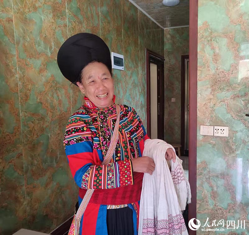 李國(guó)英在新房里談起新生活，幸福寫(xiě)在臉上。吳舒婷攝
