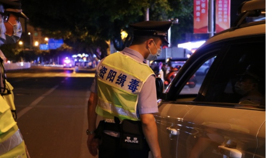 檢查毒駕酒駕行為同時，民警還向司乘人員宣傳相關禁毒知識。資陽市公安局禁毒支隊供圖