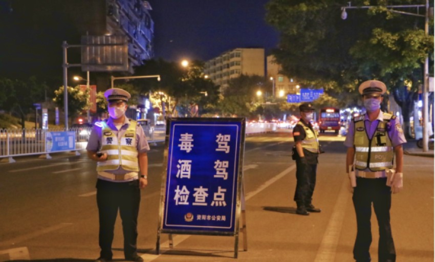 警員對過往車輛乘駕人員進行嚴(yán)格檢查。資陽市公安局禁毒支隊供圖