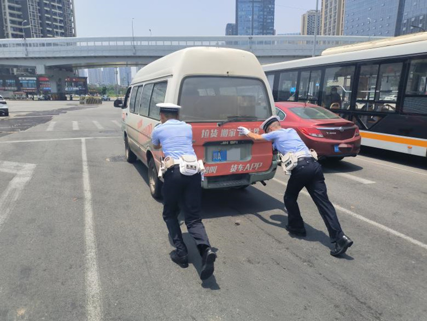 交警將故障車輛推行至安全地帶。成都交警五分局供圖