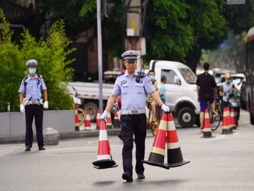 交警將錐形桶和交通標識標牌一一擺放到位。成都交警五分局供圖