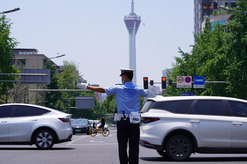 交警在烈日下指揮交通。成都交警五分局供圖