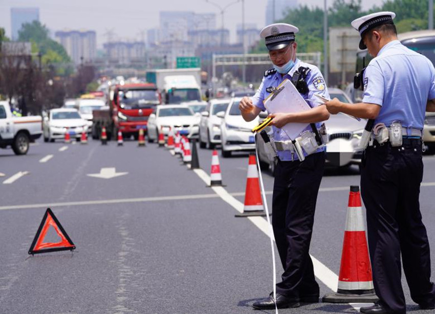 交警在事故現(xiàn)場維護交通秩序。成都交警五分局供圖