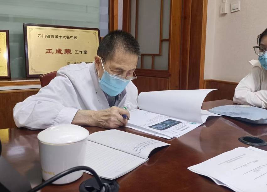 王成榮出診工作。受訪者供圖