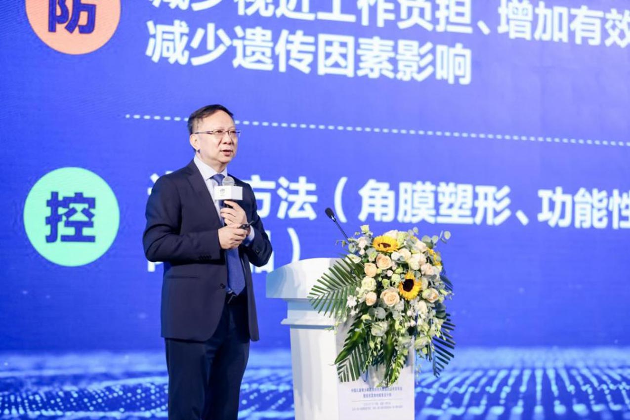 楊智寬進(jìn)行現(xiàn)場(chǎng)科普講話。愛爾眼科視光研究所供圖